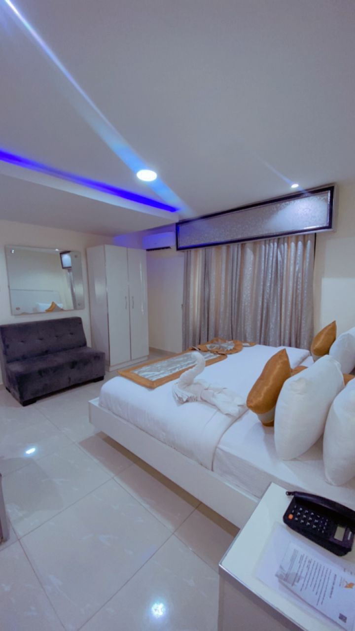 APPLEVILLE SUITES HOTEL